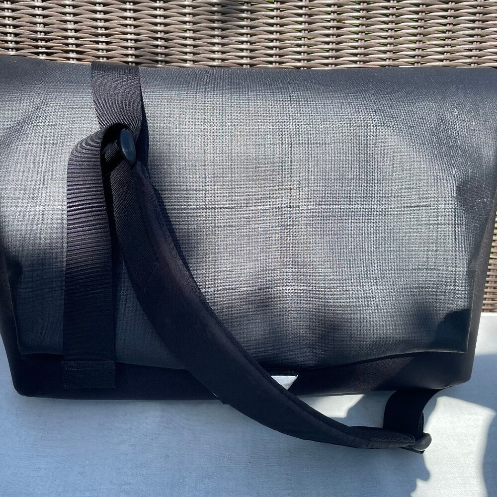 Arc'teryx black Fyx 13 messenger bag, ca. 2018/2019   EUC